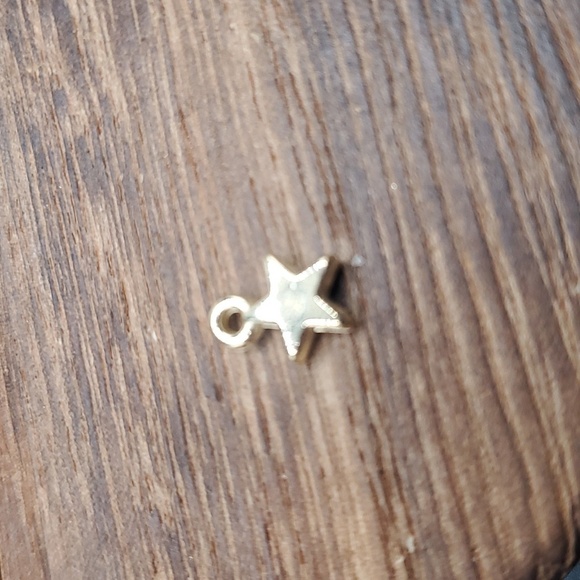 P135 tiny star charm - Picture 1 of 2